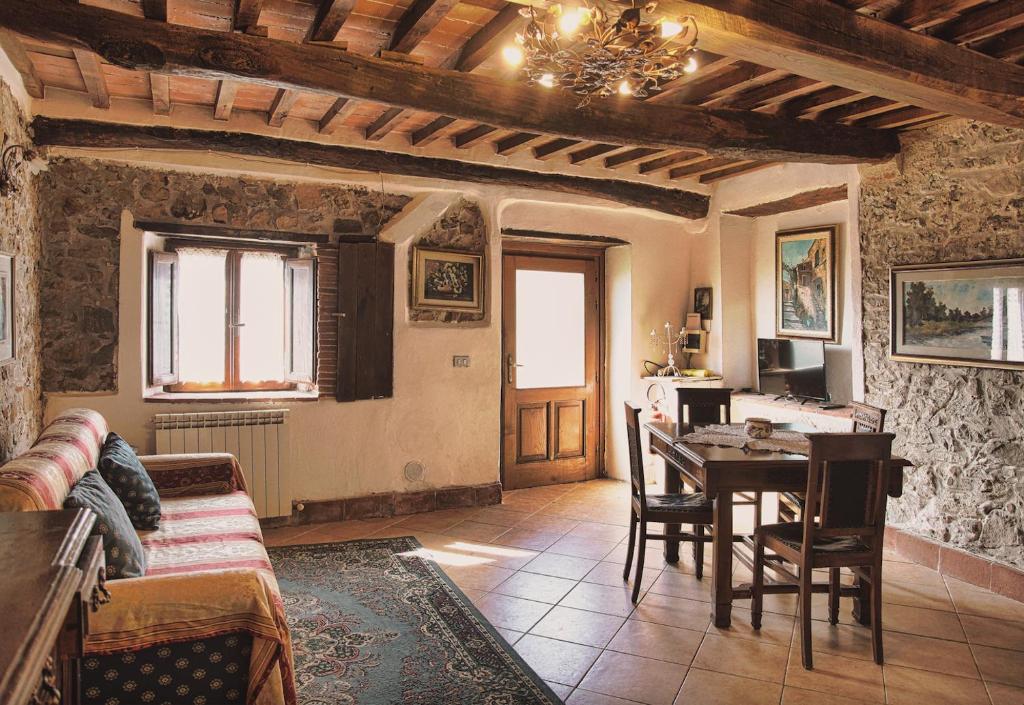 uma sala de estar com uma mesa e uma sala de jantar em Case Vacanze Giovanni Garibaldi em Pescaglia