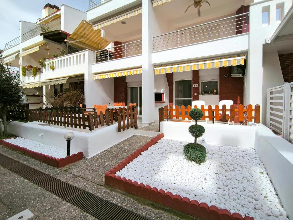 a courtyard of a building with a table and chairs at Simos Summer House in Fanari in Fanárion