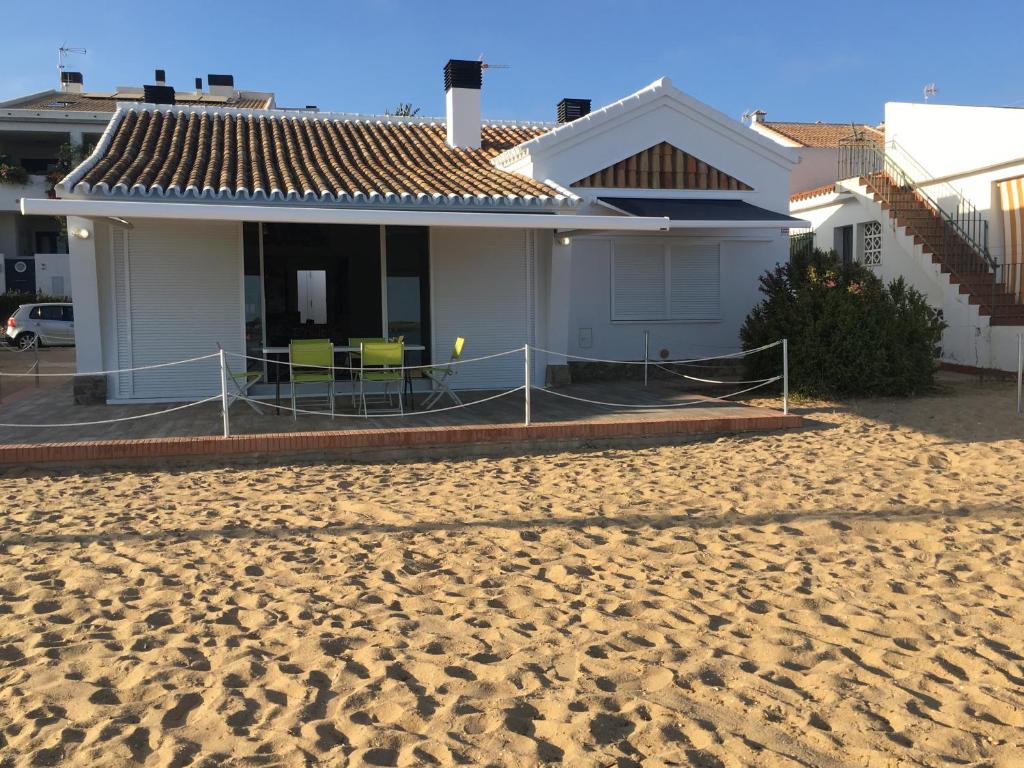 een huis aan het strand naast een zandstrand bij Chalet sobre la playa , in El Rompido