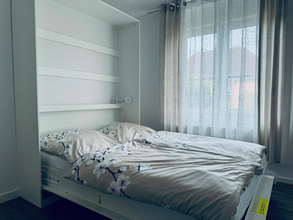 uma cama não feita num quarto com uma janela em Apartment 110qm 3 Schlafzimmer 1 Wohnzimmer Garten em Wilhelmshaven