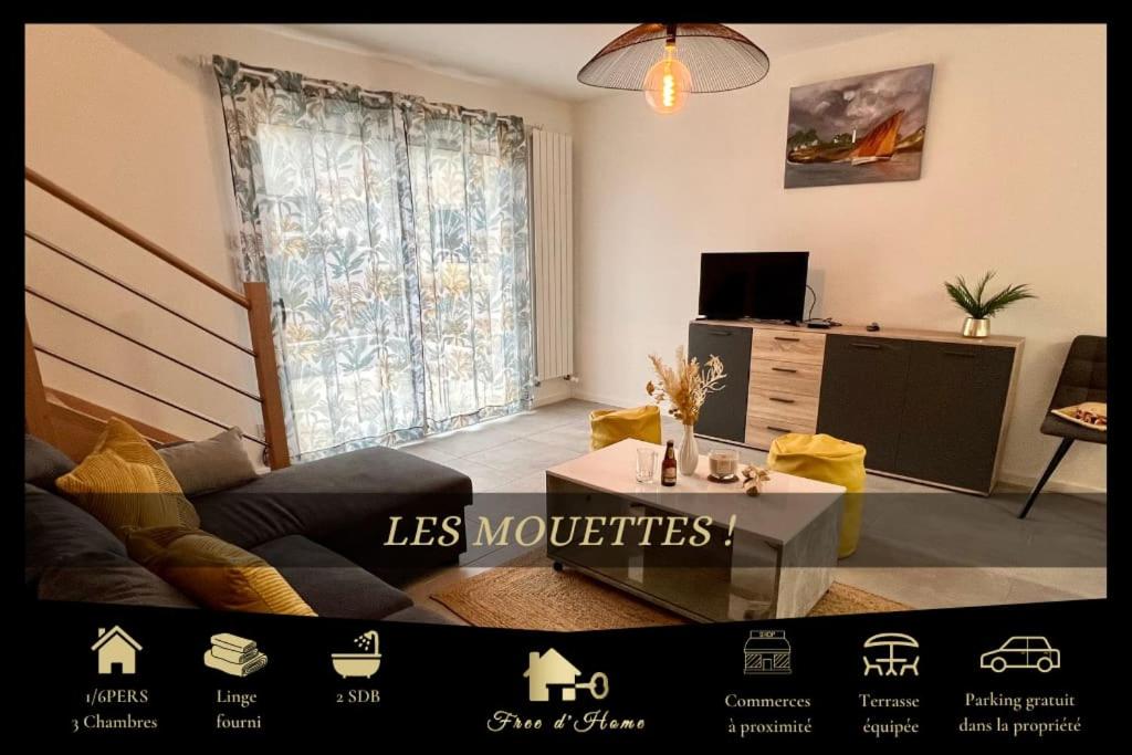 - un salon avec un canapé et une table dans l'établissement Les Mouettes, Cosy, neuve, 1-6 pers, plages, à Moëlan-sur-Mer