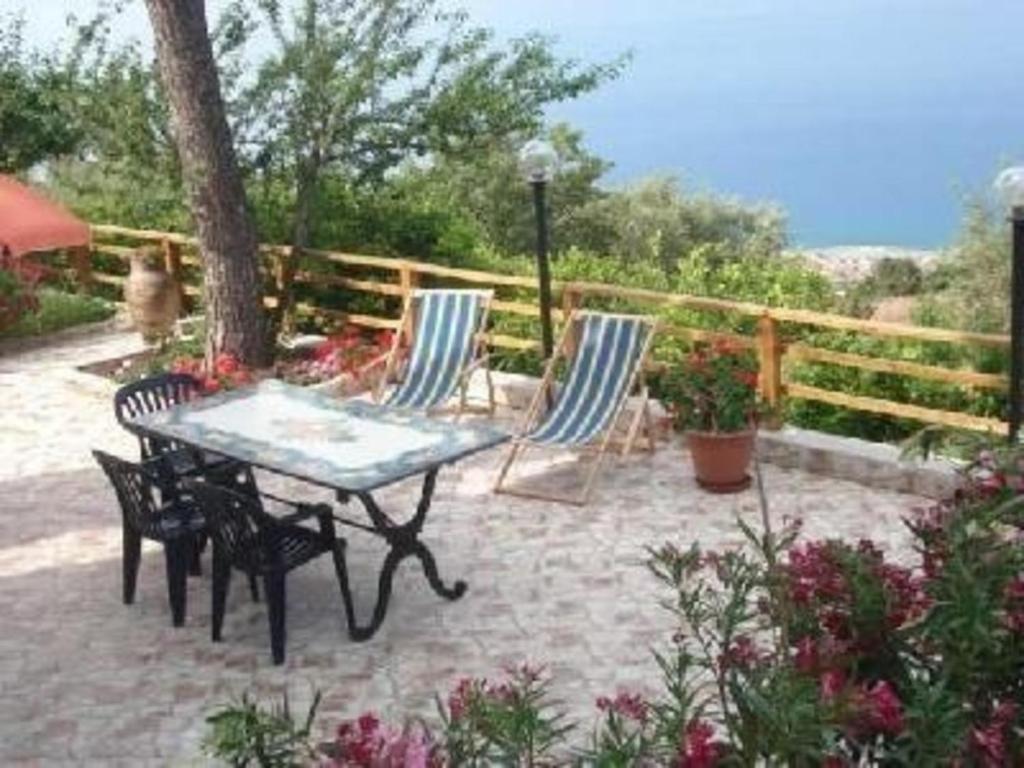 eine Terrasse mit 2 Stühlen und einem Tisch in der Unterkunft Studio für 2 Personen  2 Kinder ca 50 qm in Gioiosa Marea, Sizilien Nordküste von Sizilien in Gioiosa Marea