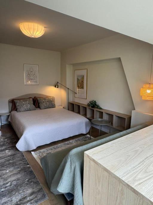 un dormitorio con una cama en una habitación en Luxury Studio near University Square, en Bucarest
