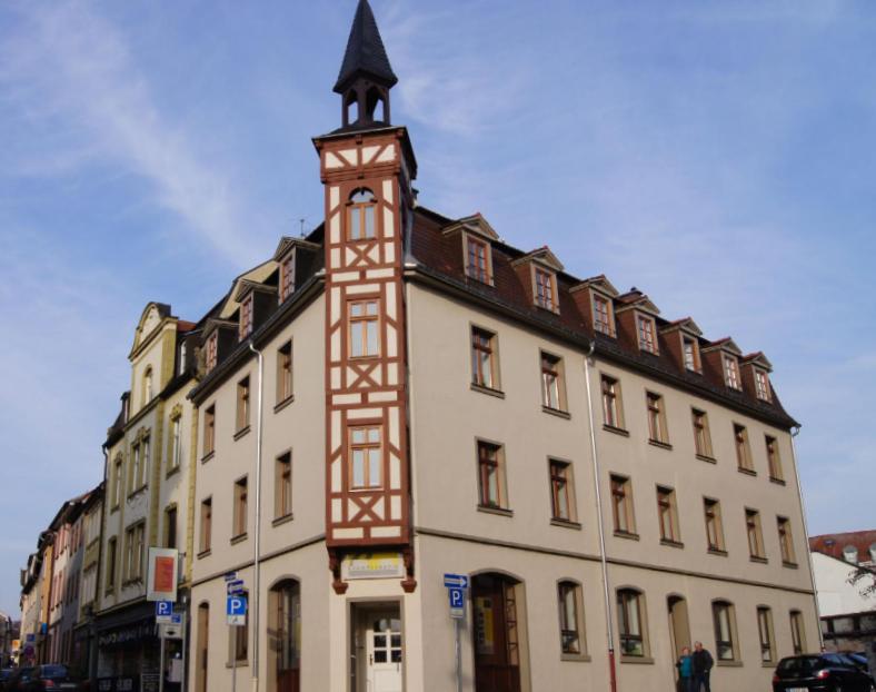 um edifício com uma torre de relógio em cima em Peters Apartments - Zentrale Innenstadtlage em Fulda