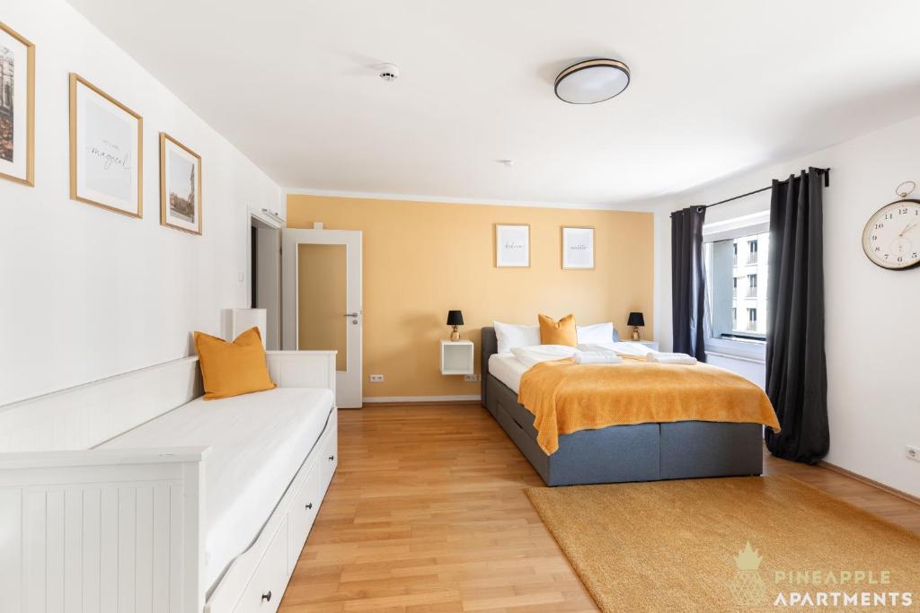 1 dormitorio con 1 cama y 1 sofá en Pineapple Apartments Studio-Apartment am Zwinger en Dresden