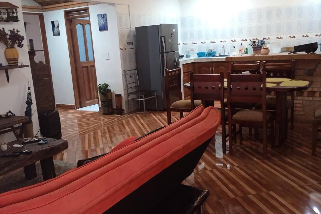 een lange rode doek op de vloer van een keuken bij Confortable Apartamento en Villa de Leyva in Villa de Leyva