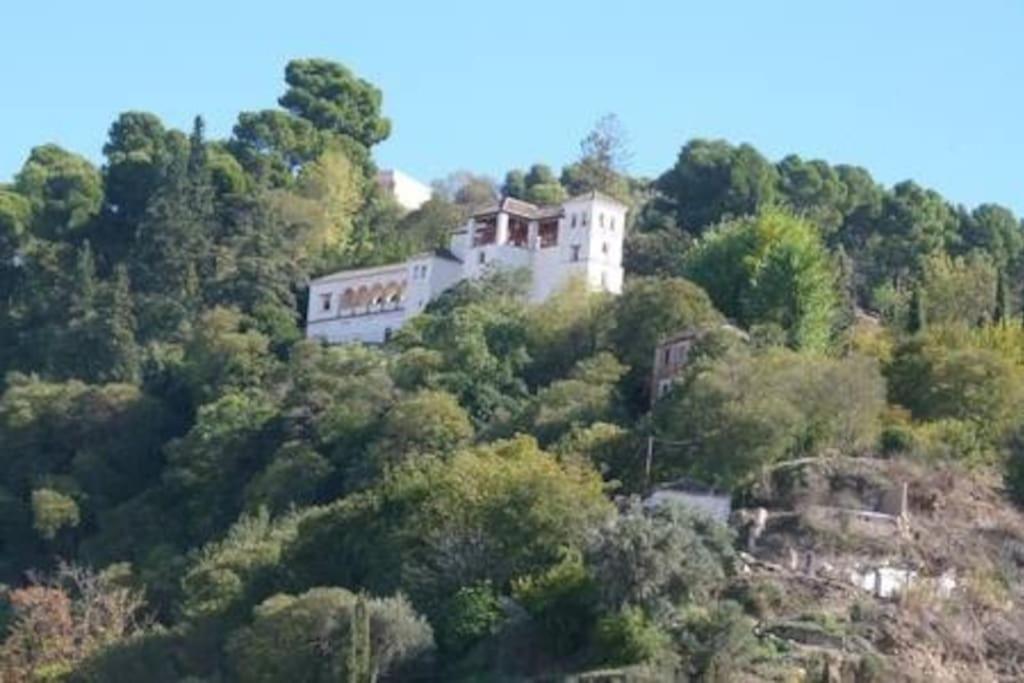 une maison au sommet d'une colline avec des arbres dans l'établissement Apartamento Casa Ruan Albaicín, Torre de Comarex, à Grenade