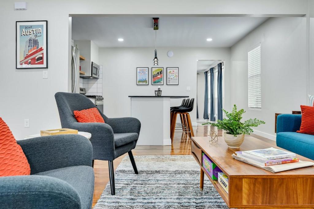 Una sala de estar con dos sillas y una mesa de café. en Artful Urban Bungalow Stylish Comfort in North Austin, en Austin