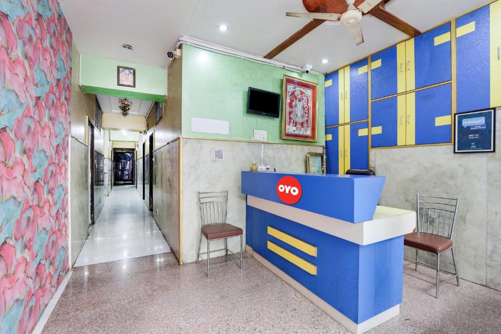 a pay station in a building with two chairs at OYO Flagship Hotel Ravi Palace in Rajkot