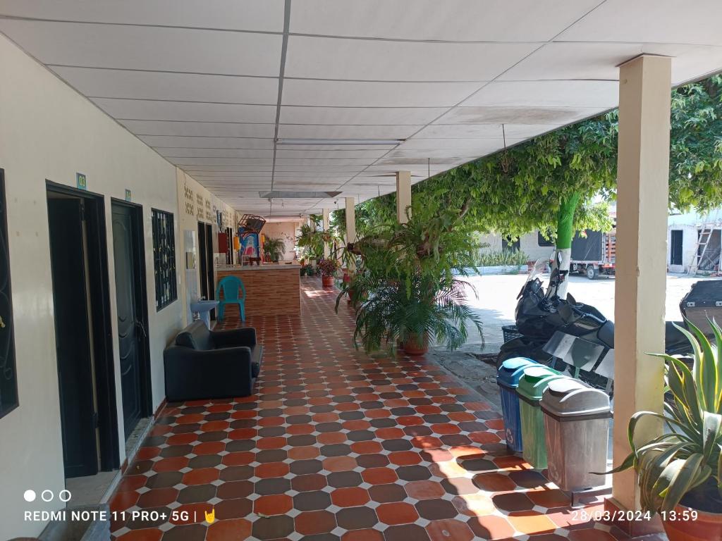 un pasillo de un edificio con suelo a cuadros en Hotel Villasol, en Aguachica