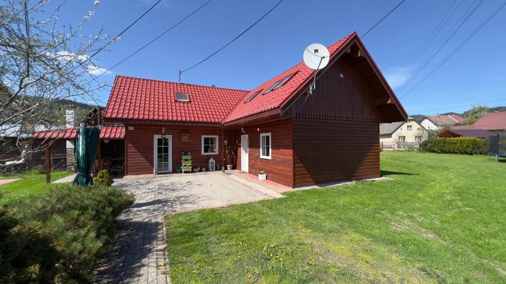uma pequena casa com um telhado vermelho em Chalupa Barborka em Stará Bystrica