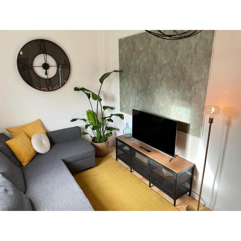 a living room with a couch and a flat screen tv at La Nueva Casa del Barco del Humo in Vigo