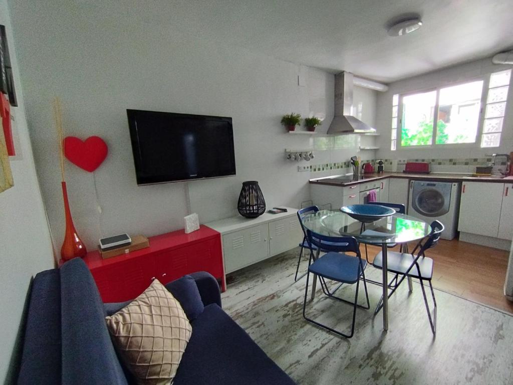 Televízia a/alebo spoločenská miestnosť v ubytovaní Apartment Barca 1 Camp Nou
