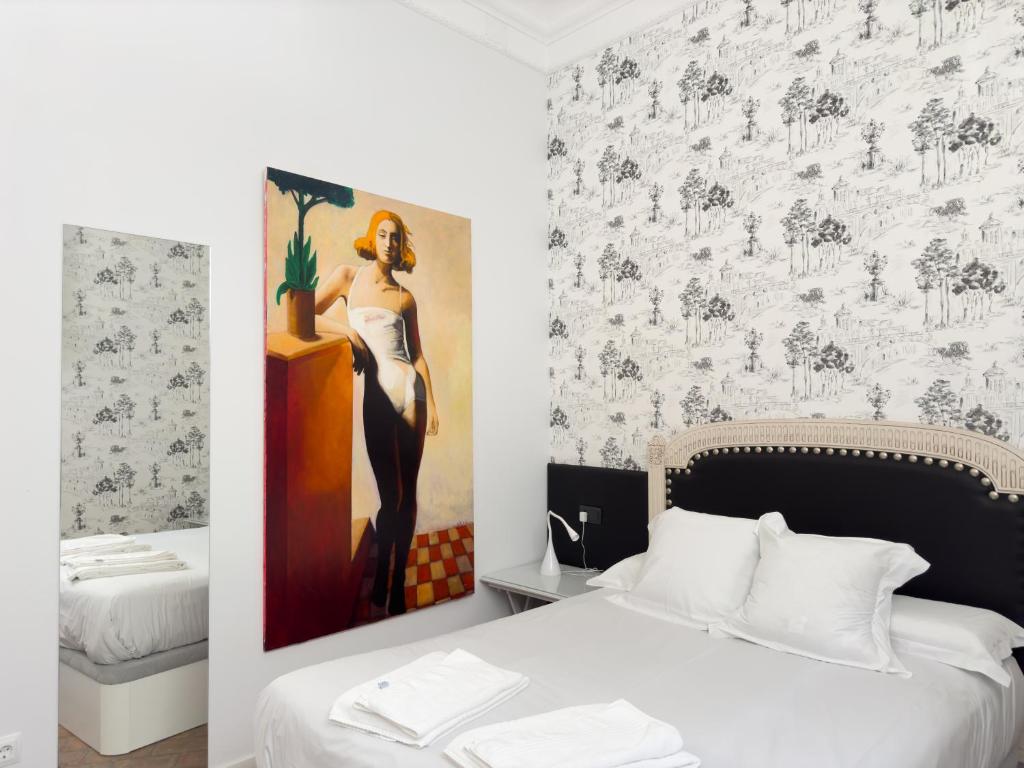 - une chambre avec un lit et une peinture d'une femme dans l'établissement Espacio para 6 en el centro Wifi gratis, à Logroño