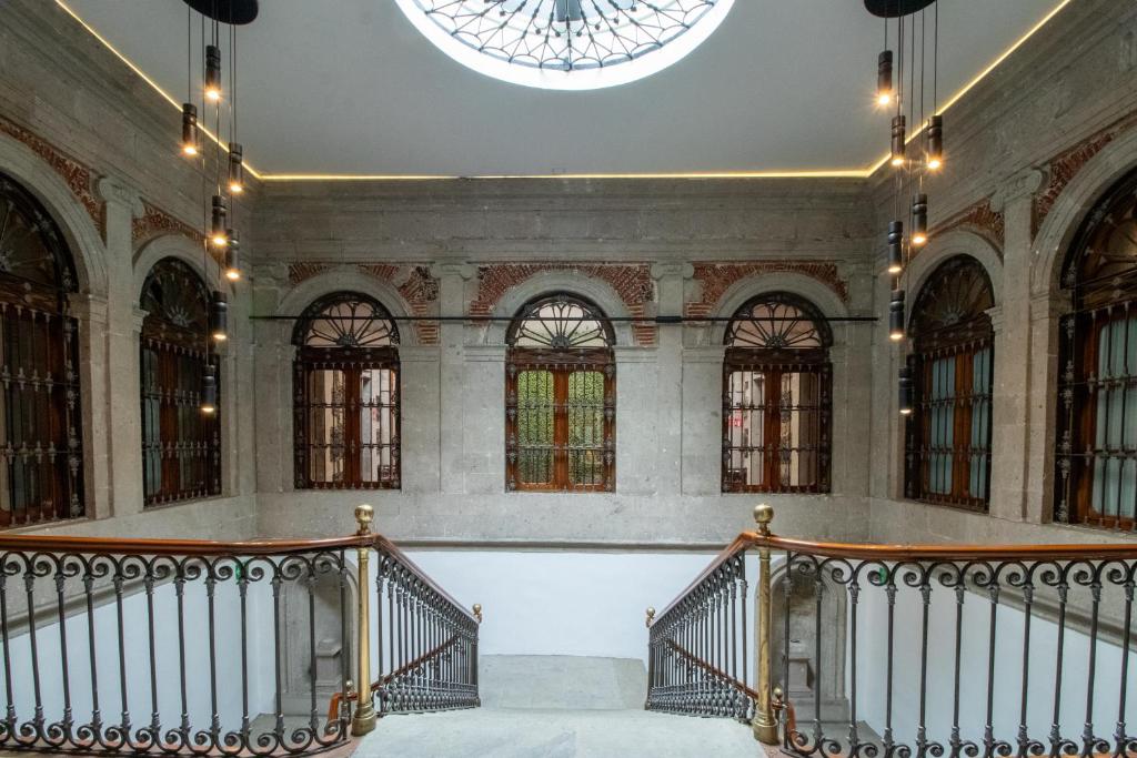 uma escadaria num edifício com uma clarabóia em Casa de la Luz Hotel Boutique em Cidade do México