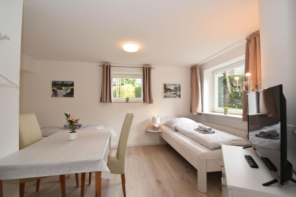 een kleine kamer met een bed en een eettafel bij fewo1846 - Monteurswohnung Fuchsbau - preiswerte Wohnung mit 3 Schlafzimmern in Flensburg