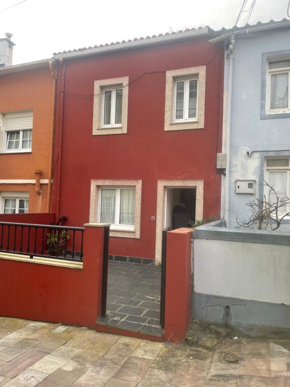 uma fila de casas coloridas com um pátio em Casa dos playas Espasante em Porto de Espasante