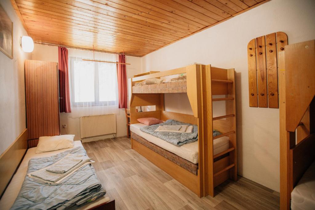 Postel nebo postele na pokoji v ubytování Turistická chata TJ TESLA BRNO