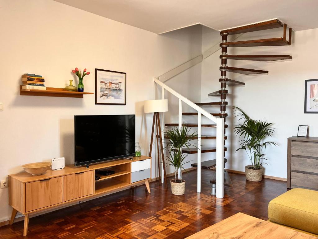 Televízia a/alebo spoločenská miestnosť v ubytovaní Apartment Oscar
