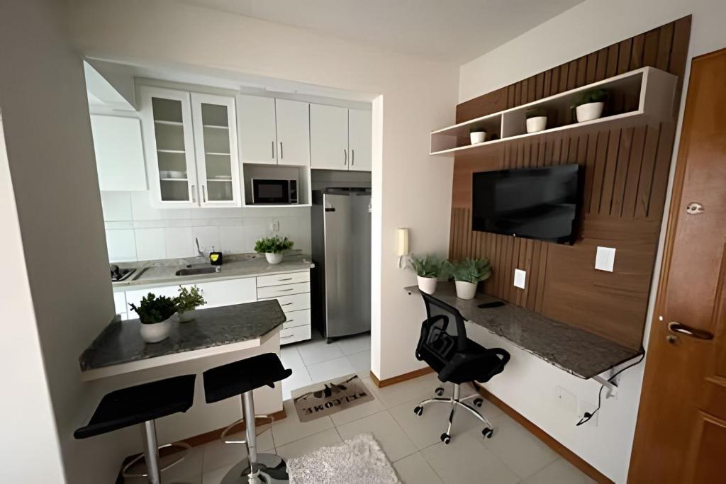 A kitchen or kitchenette at Apartamento 1 quarto com garagem