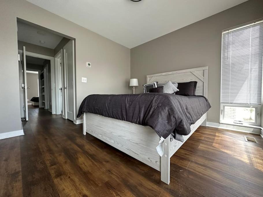 um quarto com uma cama grande e piso em madeira em Luxury Downtown Townhome Unit 15 em Cleveland