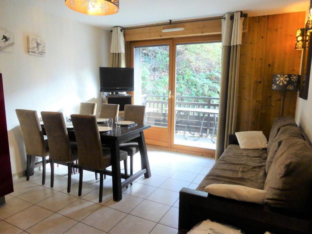 un salon avec une table et un canapé dans l'établissement Résidence Les Fermes De Saint Gervais - Fermes de Saint Gervais B25 MAE-5221, à Saint-Gervais-les-Bains