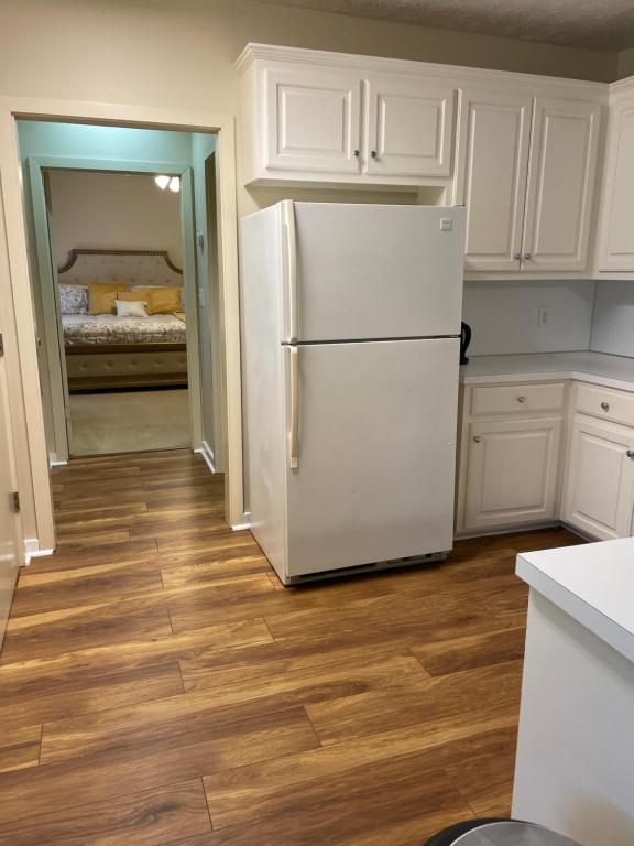 eine Küche mit weißen Schränken und einem weißen Kühlschrank in der Unterkunft *Adorable luxurious 1 Bedroom* in Mitylene