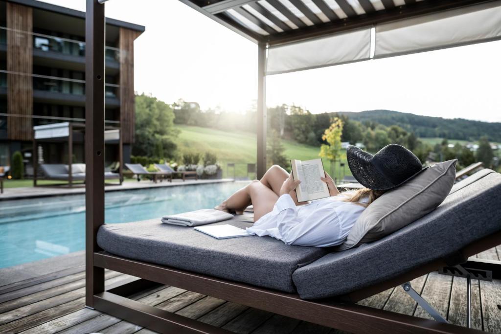 Bazén v ubytování Alpine Spa Resort Viktoria nebo v jeho okolí