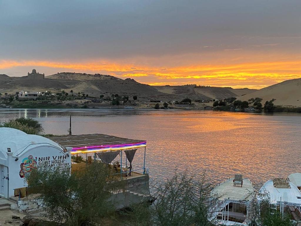 una vista de un cuerpo de agua con puesta de sol en Nile View Guest House en Asuán