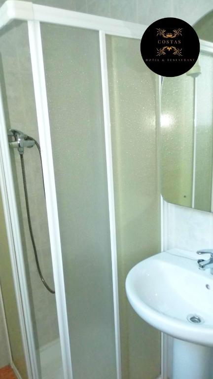Koupelna v ubytování Hotel COSTAS