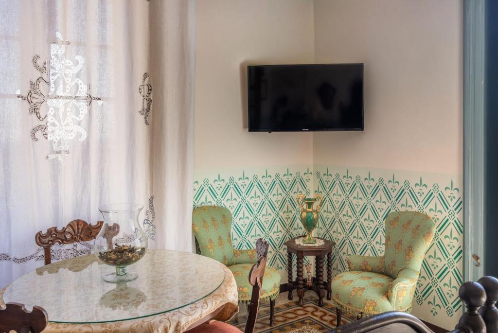 TV a/nebo společenská místnost v ubytování Villa Nicolaci - Liberty Suites