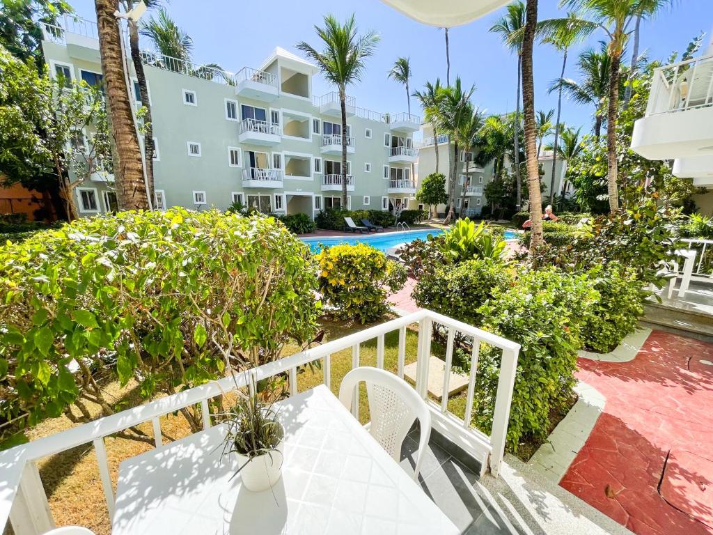Utsikt mot bassenget på SOL CARIBE del MAR Hotel Deluxe rooms BAVARO Los Corales Beach POOL & SPA eller i nærheten