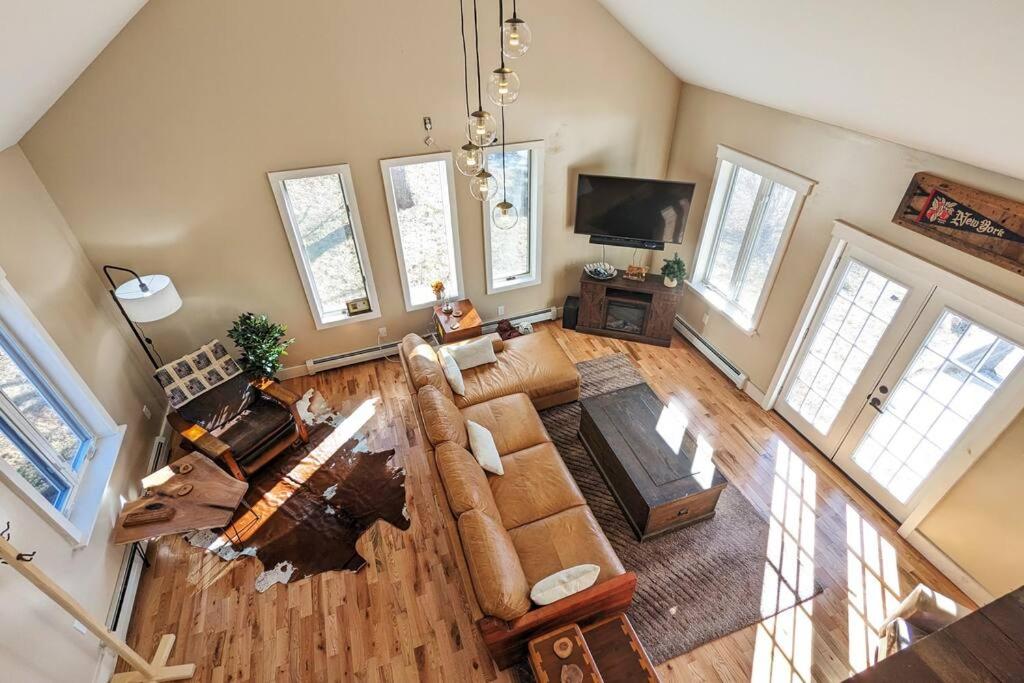einen Blick über ein Wohnzimmer mit Sofa in der Unterkunft Newmont Lodge in Hoosick Falls