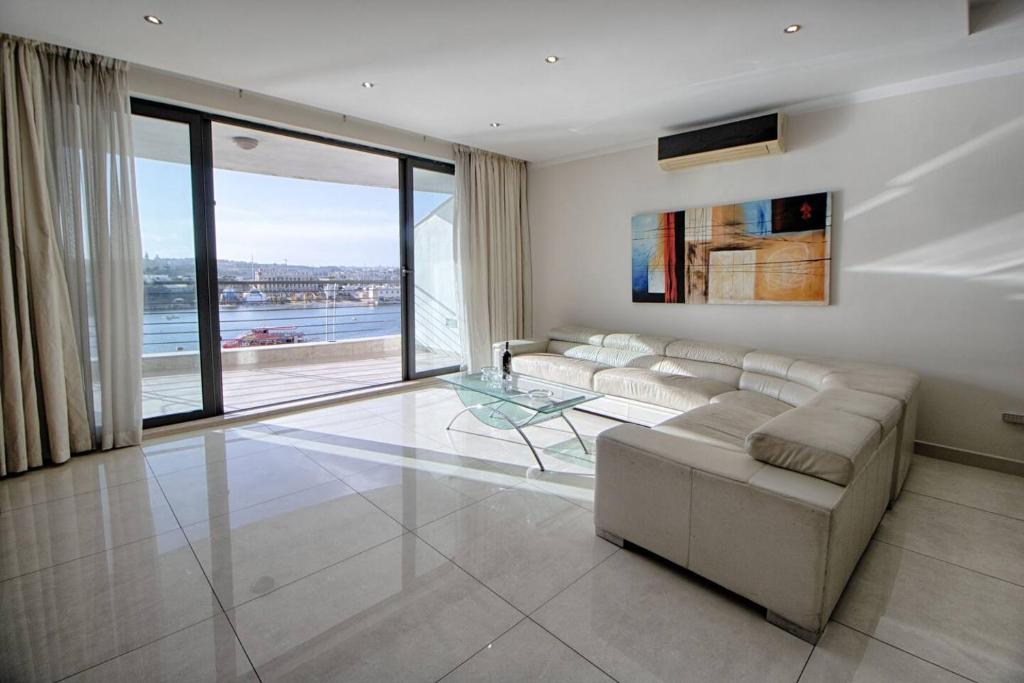 Area soggiorno di The Strand Apartments By Homely