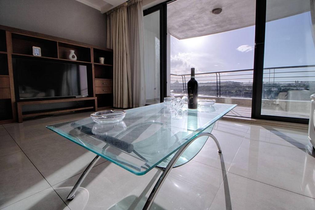 Area soggiorno di The Strand Apartments By Homely