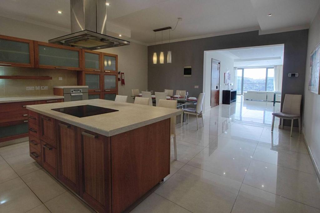 Cucina o angolo cottura di The Strand Apartments By Homely