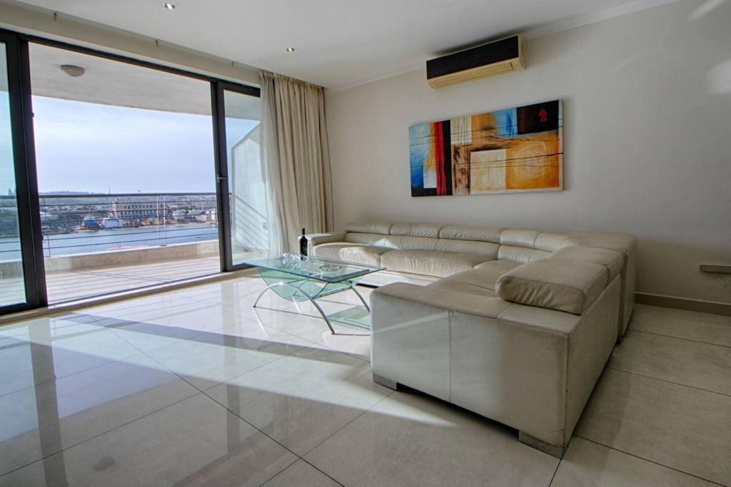 Area soggiorno di The Strand Apartments By Homely