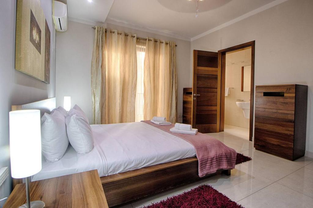 Letto o letti in una camera di The Strand Apartments By Homely