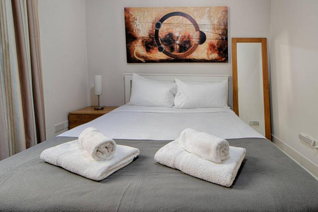 Letto o letti in una camera di The Strand Apartments By Homely