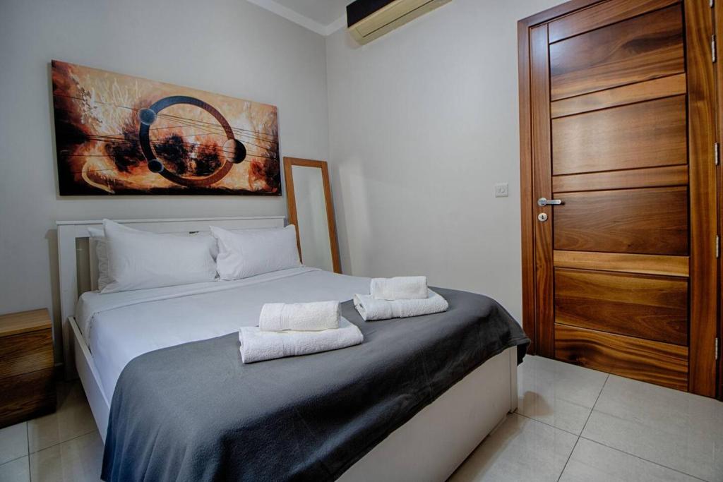 Letto o letti in una camera di The Strand Apartments By Homely