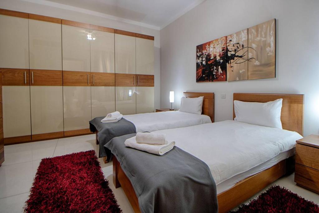 Letto o letti in una camera di The Strand Apartments By Homely