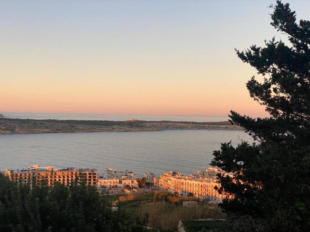 - une vue sur une grande étendue d'eau dans l'établissement Lovely 1-bedroom Vacation Home With Gorgeous Views, à Mellieħa