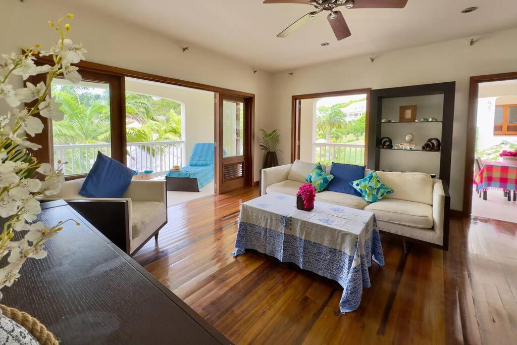 sala de estar con sofá y mesa en Stunning 1 Bedroom Hideaway Palm / Garden View, en Gaynors