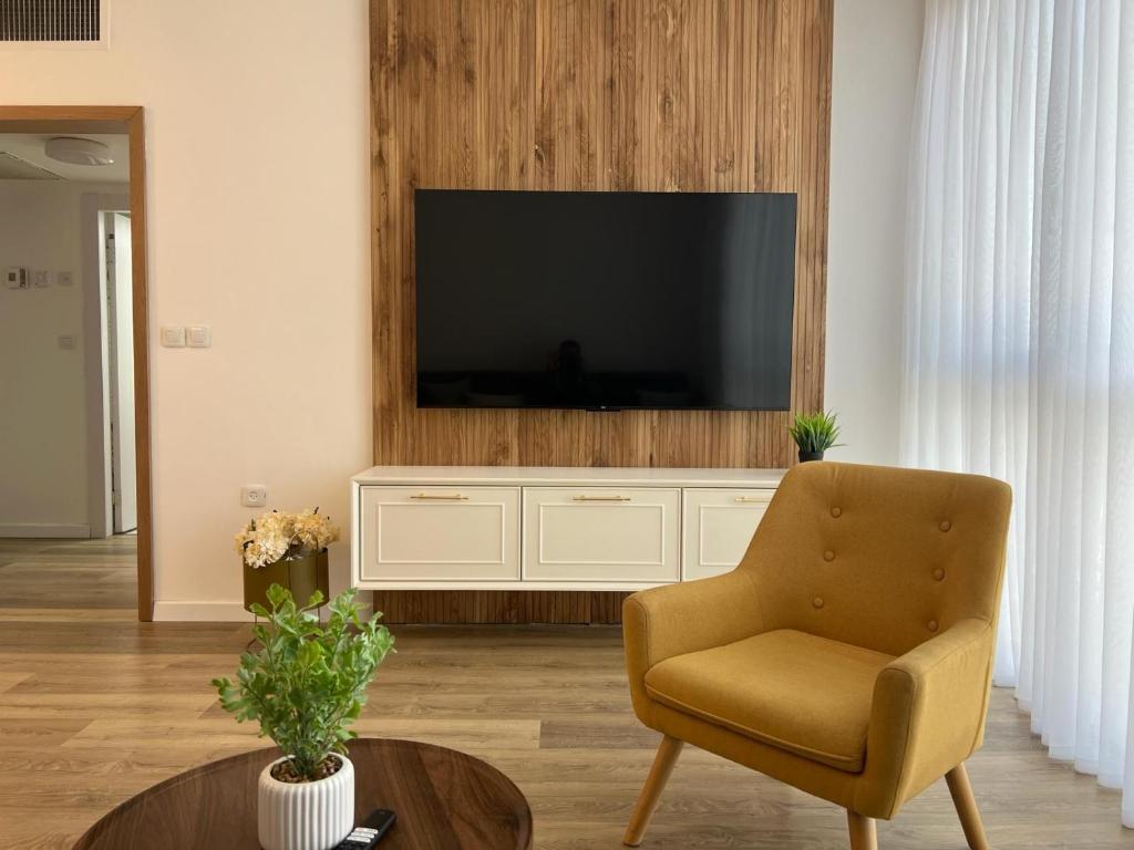 TV a/nebo společenská místnost v ubytování מול הים בקיסריה