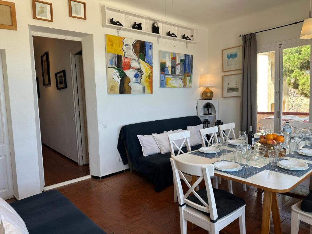 Posezení v ubytování Apartamento con jardín a 11 metros de la playa. SE.