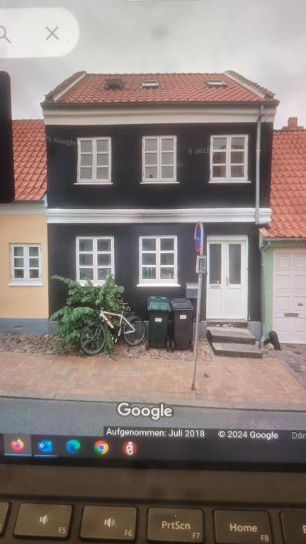 une photo d'une maison avec dans l'établissement Skrædderens hus, à Assens