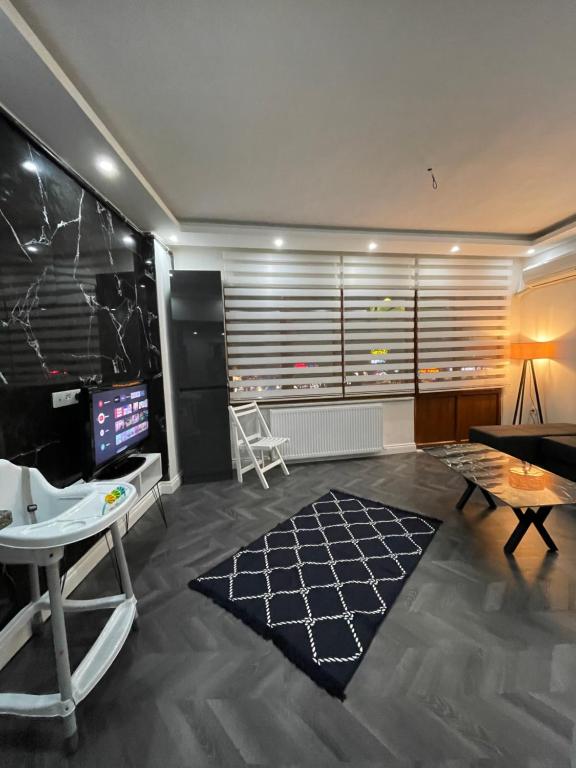 sala de estar con mesa y TV en Stay in the heart of the city en Estambul