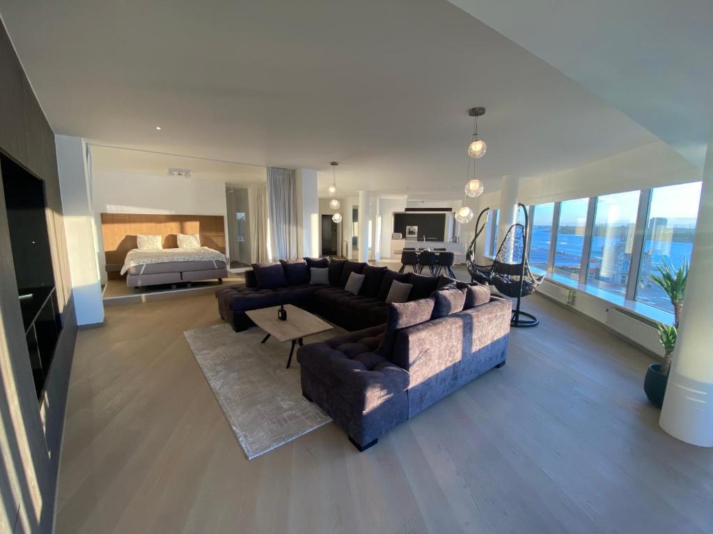 een grote woonkamer met een bank en een bed bij Dreamloft in Antwerpen
