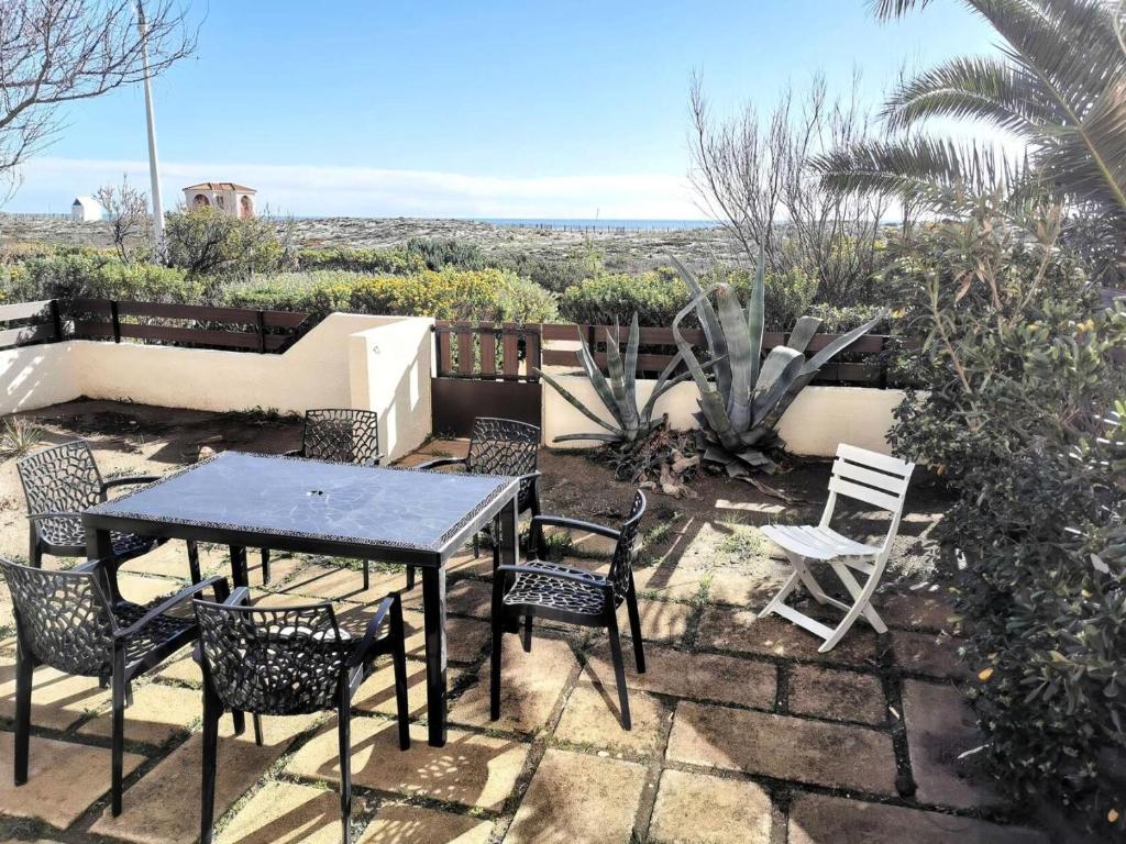 une table et des chaises sur une terrasse avec vue dans l'établissement Résidence Copacabana - Appartement pour 6 personnes à Port Leucate avec vue sur la mer. Réf: 1COP_103A MAE-4684, à Port-Leucate