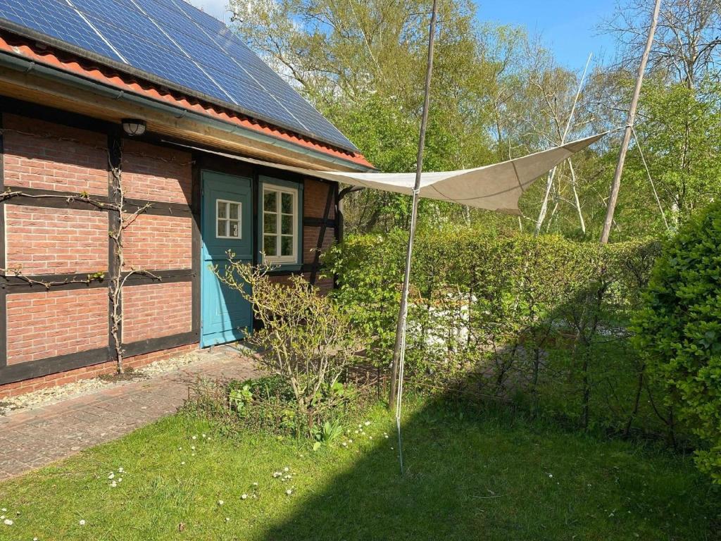 een huis met een luifel voor een huis bij Großzügiges Studio mit Küchenzeile und Badezimmer in einem kleinen Fachwerkhaus mit eigener Terrasse in Dömitz